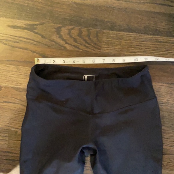 Mondetta Black Capri Leggings XS laser cut EUC - Picture 2 of 9